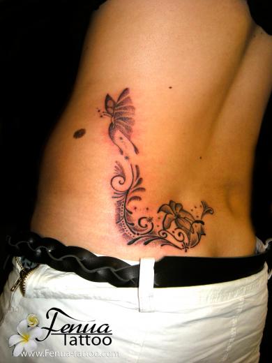 4b°) tatouage en point avec fleur et papillon